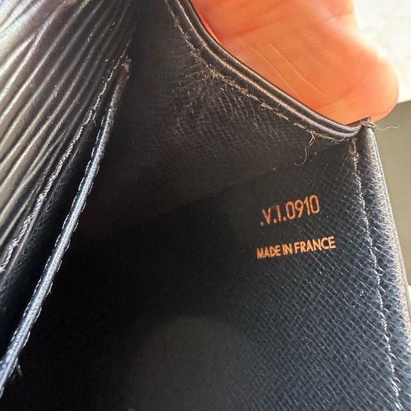 Louis Vuitton Epi Jena Clutch, Black, W/ dust bag, LB box & LV Gift bag. - Picture 7 of 16